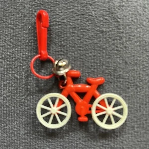 Vintage 1980er Kunststoff Clip On Charm rot Fahrrad weiße Reifen für 80er Charm Halskette - Bild 1 von 6