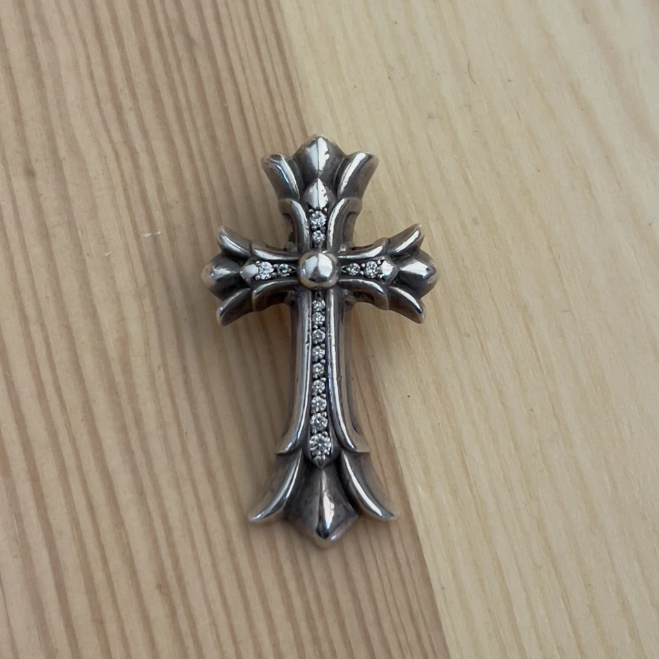 Corazones Cromados Doble Cruz Pavé Diamante con Cadena de Papel Foto 1 de 4