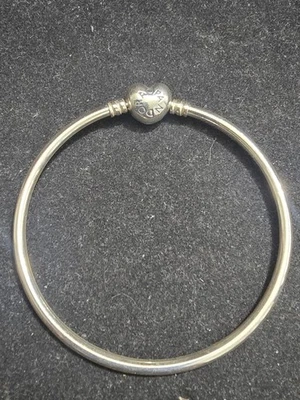 AUTHENTIC PANDORA MOMENTS HEARTS CLASP BANGLE  - Image 1 of 4