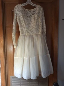 Abito da festa bianco anni 50 con corpetto in pizzo trasparente e gonna organza plissettata trasparente - Foto 1 di 9