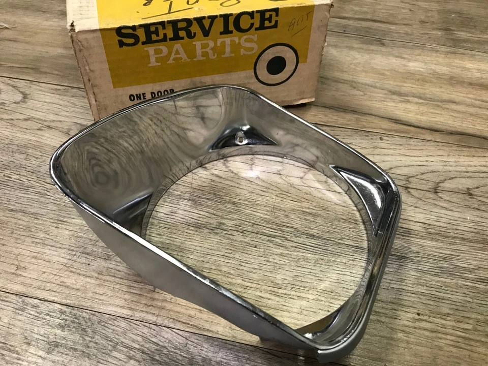 1967 PONTIAC GRAND PRIX CATALINA NOVA MOLDURA DE FAROL INFERIOR CROMADA LH - Imagem 1 de 3