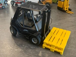 Linde Gabelstaplermodell H80 GAMA 1:24 m. 2 Paletten Sonderfarbe Metallicschwarz - Bild 1 von 4