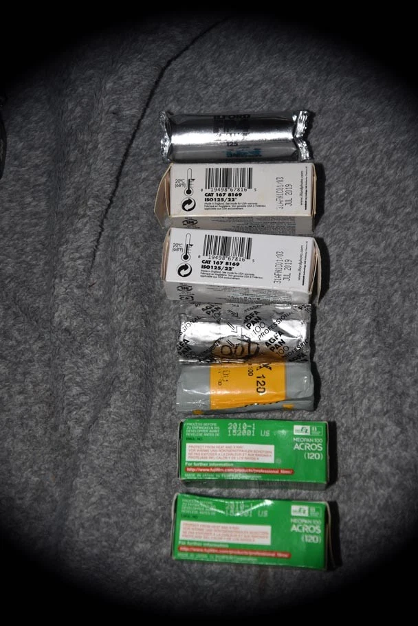 7 rollos de 120 películas en blanco y negro caducadas, pero congeladas desde corta fecha. Foto 1 de 1