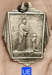 Belle Médaille Argentée 36 x 27 mm - Jésus Donnant La Communion à Un Enfant - Imagen 1 de 2