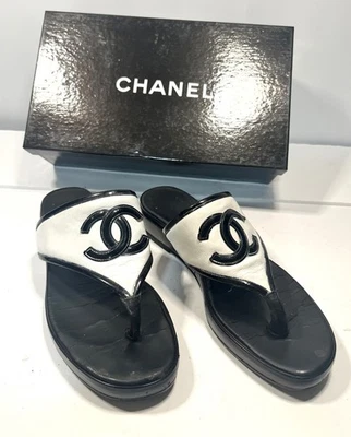 Sandalias de Tanga Vintage Icónicas CHANEL Grande Logo Bloqueo C Blanco y Negro Talla 7.5 Foto 1 de 4