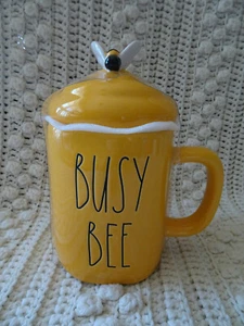 Taza RAE DUNN Oro Amarillo ABEJA OCUPADA con Topper Abejo NUEVA - Imagen 1 de 2