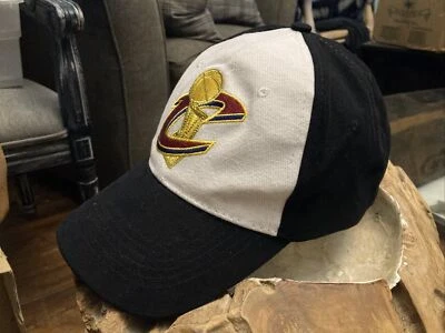 Chapéu Snapback Cleveland Cavaliers 2016 NBA Champions preto e branco - Imagem 1 de 3