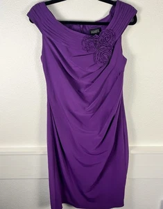 Vestido Adrianna Papell Talla 10 Púrpura Acanalado Lateral Floral Aplique Hombro Descubierto - Imagen 1 de 10