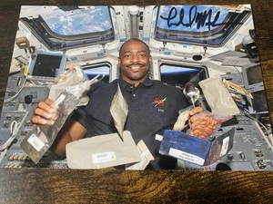 Astronaut LELAND MELVIN Signed 4x6 Photo NASA AUTOGRAPH Space - Picture 1 of 1