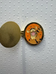 Prendedor medallón bisagra Disney Loungefly Winnie The Pooh - Tigger - Imagen 1 de 3