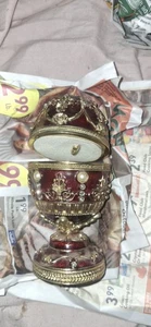 JUWELIERTE ROTE EIFÖRMIGE SPIELUHR mit Poinsetta auf Plattenspieler. Funktioniert - Bild 1 von 3