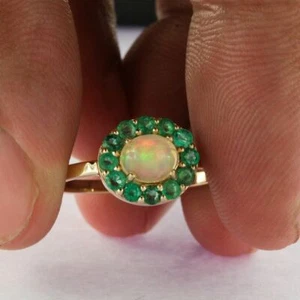 Anillo de boda con halo de ópalo natural de piedras preciosas de esmeralda de oro de 14 k - The Jewelz - Imagen 1 de 7