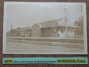 RPPC circa 1916 Santa Fe Railroad Depot, NICKERSON, Kans. FOTO REAL POSTAL - Imagen 1 de 3