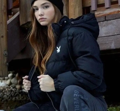 Chaqueta corta con capucha PacSun X Playboy negra acolchada para mujer talla XS/S moderna Foto 1 de 4