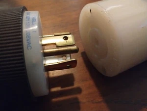 Par de conectores Hubbell HBL2511 HBL2513 Twist Lock 20A 120/208V hembra y macho  - Imagen 1 de 2