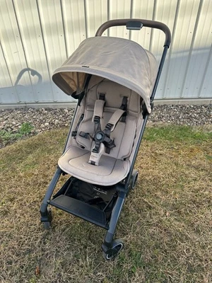 Cochecito de bebé ligero Joolz AER+, ultra compacto y portátil plegable con una mano Foto 1 de 4