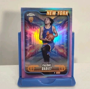 2025 Topps Chrome Pacome Dadiet #172 rosa rifrattore New York Knicks Rookie RC - Foto 1 di 3
