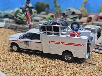 Camión Dodge RAM 3500 2018 1:64 GreenLight DUALLY plataforma de servicio enganche remolque neumático 4x4 Foto 1 de 4