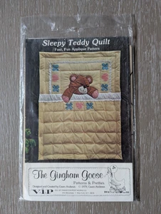 Patrón de edredón de peluche vintage de ganso guinga dormido sin cortar 1979 apliques oso bebé - Imagen 1 de 2