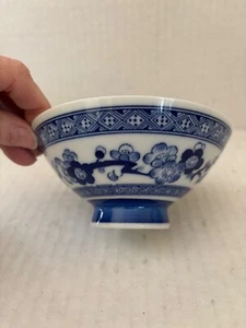VINTAGE ASIAN  PORCELAIN BLUE AND WHITE FLORAL RICE BOWL 4-3/4" - Picture 1 of 7