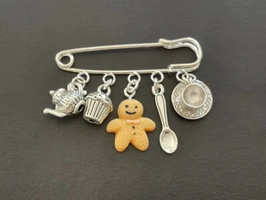 ❤️ VINTAGE SILBERFARBENE TIME FOR TEA BRITISCHE BAKE OFF KILT ANSTECKNADEL BROSCHE im Geschenktüte - Bild 1 von 4