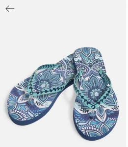 Vera Bradley Damen Beach Flip Flop blau Insel Medaillon groß 9/10 neu mit Etikett - Bild 1 von 1