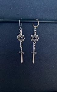Verzierte gotische Silberdolch/Schwert Ohrringe. Unisex. Gothic Geschenke. - Bild 1 von 4