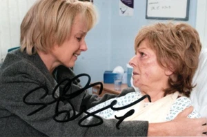 CORONATION STREET: SALLY DYNEVOR 'SALLY METCALFE' SIGNED 6x4 PHOTO+COA *PROOF* - Picture 1 of 2
