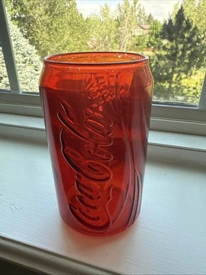 Lata de Coca-Cola de vidrio pintado rojo vintage en forma de 12 oz. Taza - Repujado en el lateral Foto 1 de 4