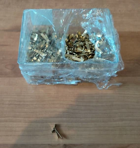 Musterklammern Musterbeutelklammern Flachkopf Klammern, NEU, 50x / 100x / 150x - Bild 1 von 1