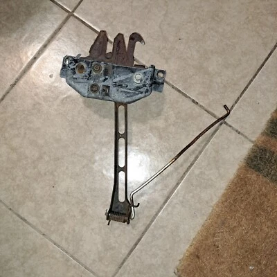 Ford Gran Torino Ranchero 1973 soporte de cierre de capó Foto 1 de 2