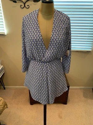 Romper adorável azul e branco padrão falso envoltório aberto traseiro por Olivaceous tamanho G novo com etiquetas - Imagem 1 de 4