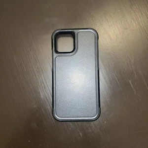 Schwarze Hartschalenhülle für iPhone 12 - Bild 1 von 4