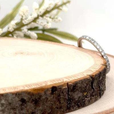 Anillo de regalo de Navidad hipoalergénico con banda de eternidad de titanio plateado pulido circonita cúbica de 2 mm Foto 1 de 4