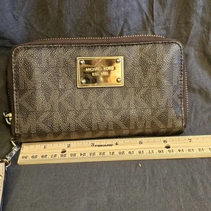 Muñequera MK Michale Kors marrón con logotipo OS - Imagen 1 de 6