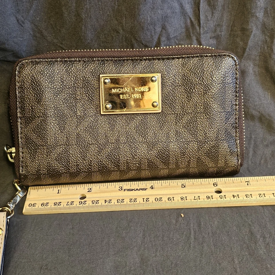 Muñequera MK Michale Kors marrón con logotipo OS Foto 1 de 4