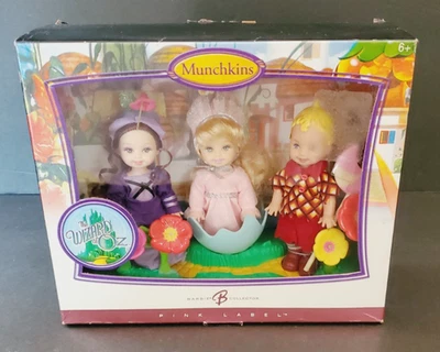 NUEVO 2006 Mago de Oz Muñecas Munchkins Barbie Coleccionista Etiqueta Rosa #K9413 Foto 1 de 4