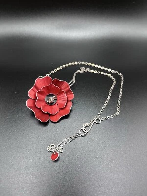 Collar flor amapola roja de Mandy Allen Foto 1 de 4