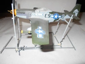WW II MODELLFLUGZEUG - GEBAUT - USA FIGHTER -1/48 SCALE P-51 MUSTANG "SKY BOUNCER" - Bild 1 von 9