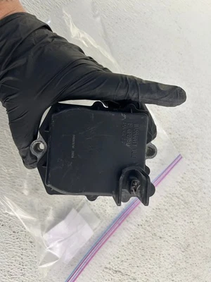 OEM l 2005-2006 Chrysler 300/Dodge Charger Upper Intake Manifold Turnig Valve - Image 1 of 3