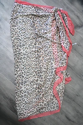 Traje de baño Charlotte Russe Beach envolvente pareo bufanda 74x44" estampado animal melocotón transparente Foto 1 de 4