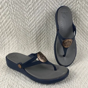 Crocs Kadee II verzierte Damen-Flip-Flops marineblau roségold Größe 6 Sandalen - Bild 1 von 14