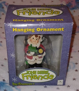 NEU JOHN DEERE FRIENDS HÄNGENDE ORNAMENT Weihnachten von ENESCO Junge Weihnachtsmann Anzug - Bild 1 von 2