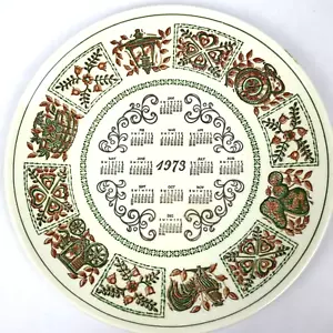 VTG 10" Round 1973 Calendar Plate Floral Carriage Rooster Fruit Beautiful Colors - Picture 1 of 2