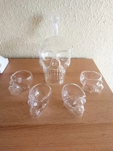 Totenkopf Gläser Set Skulls Totenkopf Wodka Whiskey Likör Flasche plus 4 Gläser  - Bild 1 von 1