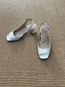 Jones New York Open Toe Sling Back Shoes with Gold Buckle Size 8 - Picture 1 of 3