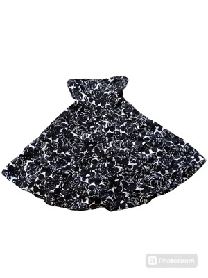 Vestido The Limited Event Negro Blanco Floral Sin Tirantes en Niveles Talla 2 Vacaciones  Foto 1 de 4