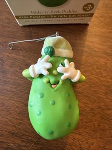 Hallmark Keepsake Ornament “Ocultar y buscar encurtidos” Batería no incluida - Imagen 1 de 2