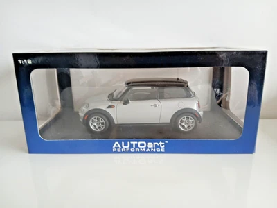 1:18 Autoart 2006 Mini Cooper Pure Silver/Black Roof Auto Art - Image 1 of 4