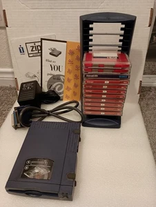 Iomega - 100MB External PC Zip Drive - Blue Tested Works W/11 Zip Disks + Stand - Afbeelding 1 van 12